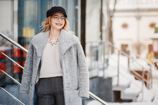 Chica en una ciudad de invierno