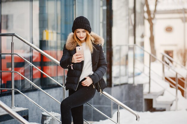 Chica en una ciudad de invierno