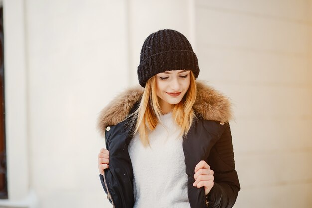 Chica en una ciudad de invierno