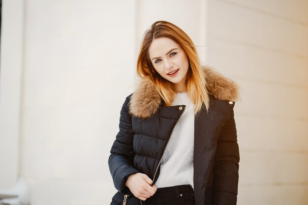 Chica en una ciudad de invierno