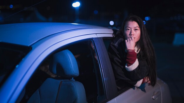 Chica en coche de noche