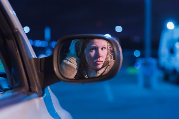 Chica en coche de noche