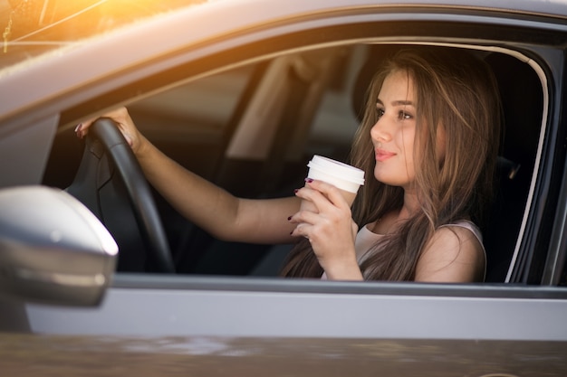 Chica en coche