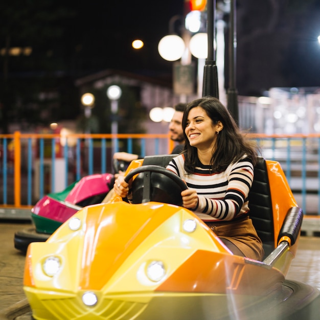 Chica en los coches de choque