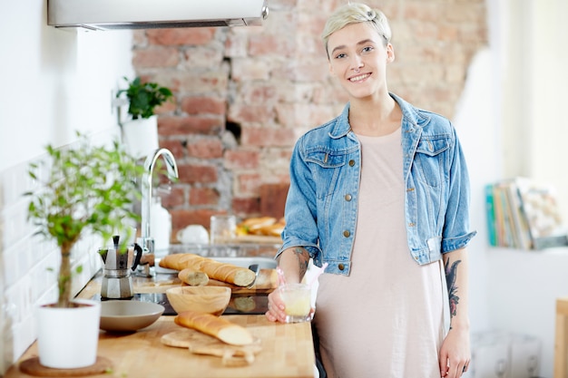 Chica en la cocina