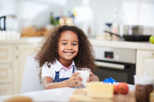 Chica en la cocina