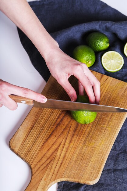 Chica en la cocina