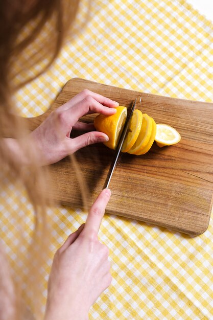 Chica en la cocina