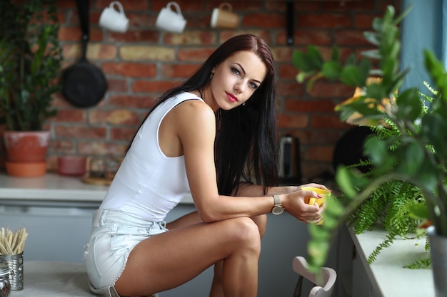 Chica en la cocina