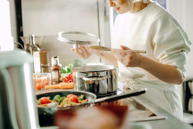 Chica cocinando en la cocina comida saludable