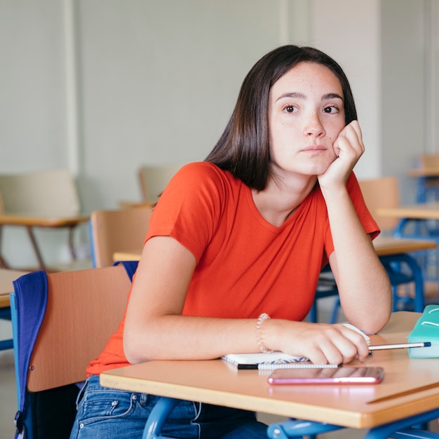 Chica en el colegio echando de menos las vacaciones