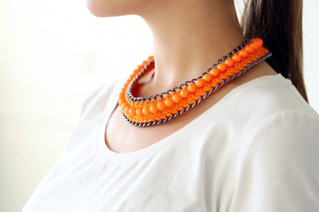 Chica con collar naranja