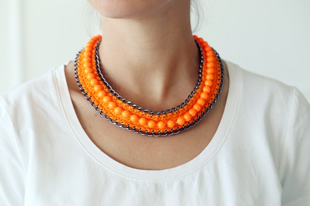 Chica con collar naranja