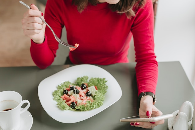 Foto gratuita chica comiendo una ensalada en un restaurante