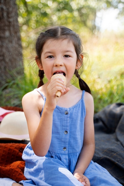 Chica comiendo helado al aire libre