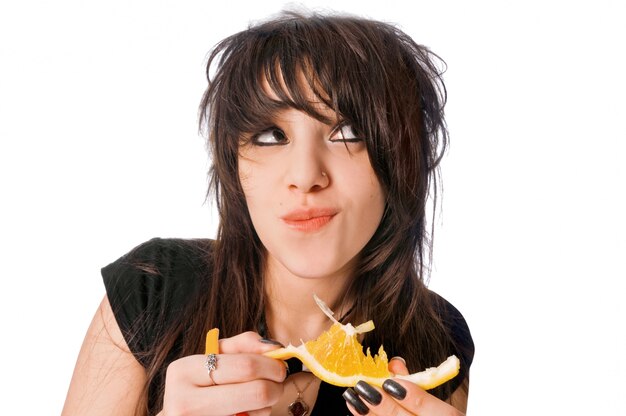 Chica comiendo naranja