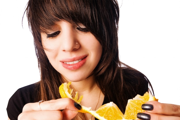 Foto gratuita chica comiendo naranja