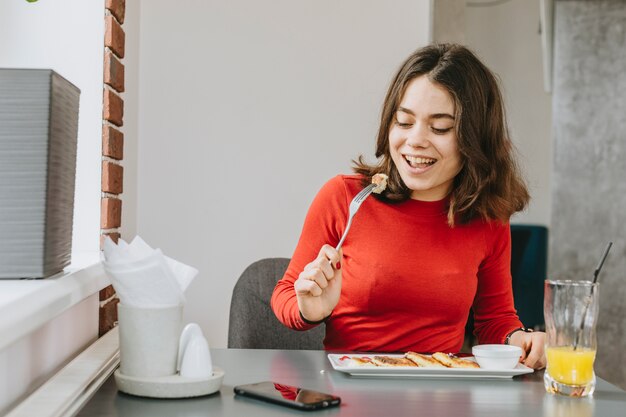 Chica comiendo en un restaurante