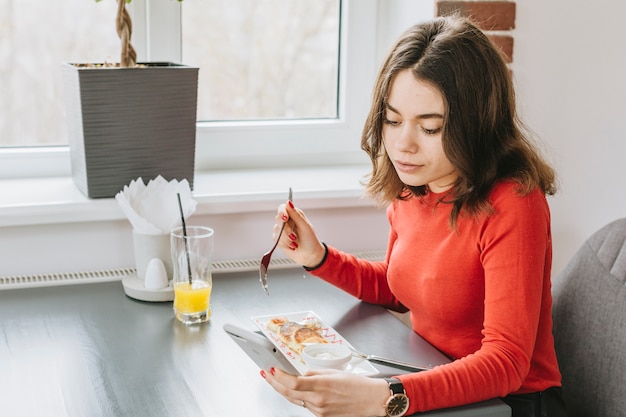 Foto gratuita chica comiendo en un restaurante