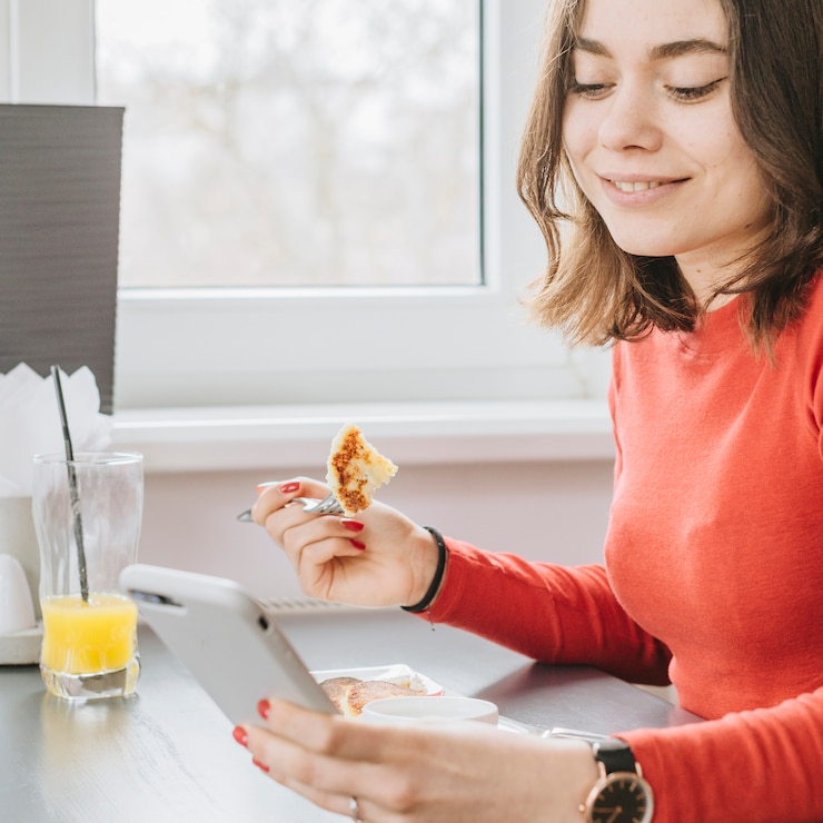 Foto gratuito chica comiendo en un restaurante