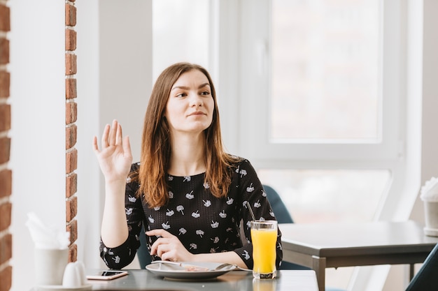 Foto gratuita chica comiendo en un restaurante