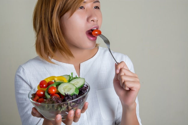 Chica comiéndose un tomate cherry