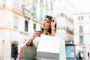 Foto gratuita chica de compras cargada de bolsas