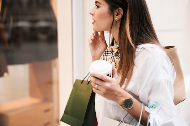 Chica de compras hablando por teléfono