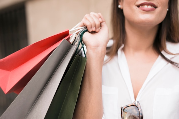 Foto gratuita chica de compras llevando bolsas