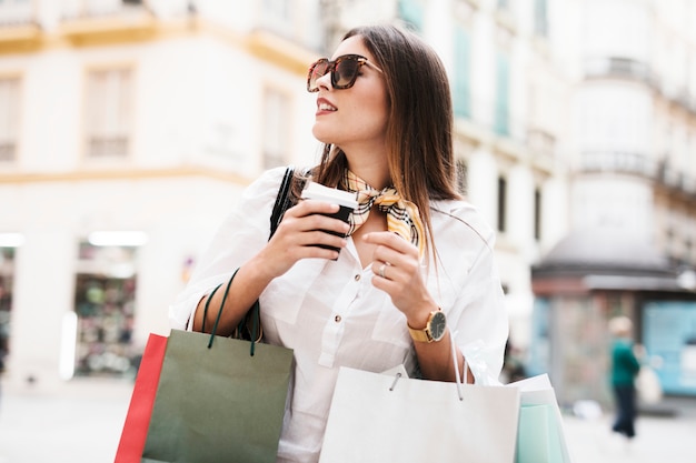 Chica de compras llevando bolsas