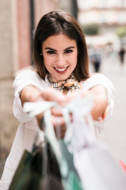 Chica de compras llevando bolsas