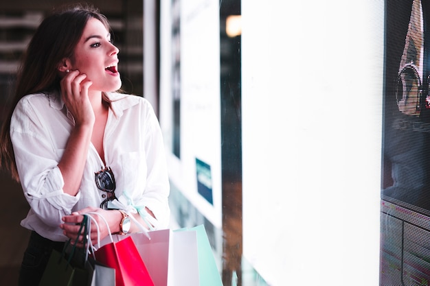 Chica de compras mirando escaparate