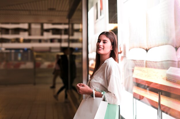 Chica de compras paseando