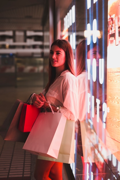 Chica de compras paseando