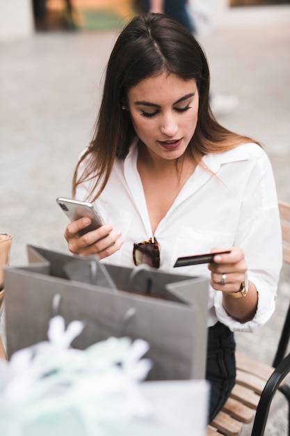 Chica de compras usando tarjeta de crédito