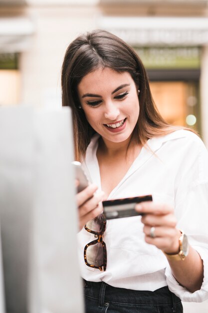 Chica de compras usando tarjeta de crédito