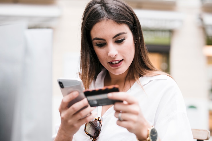 Foto gratuito chica de compras usando tarjeta de crédito