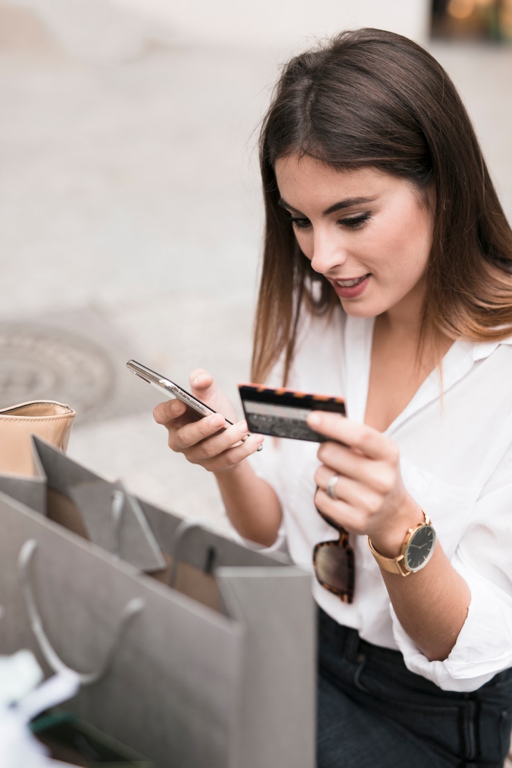 Foto gratuito chica de compras usando tarjeta de crédito