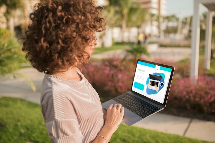 Foto gratuito chica con una computadora portátil