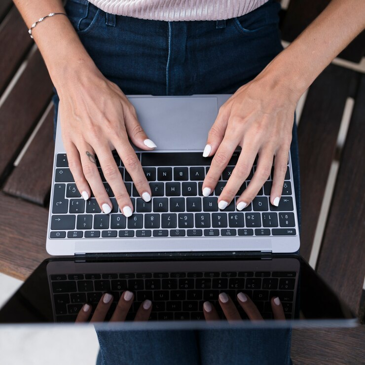 Foto gratuito chica con una computadora portátil