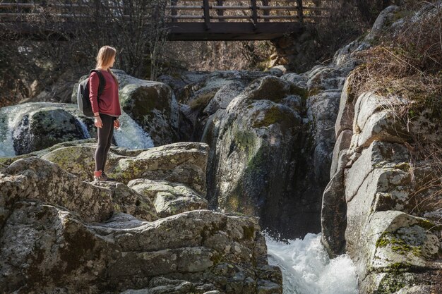 Chica concentrada mirando hacia el río