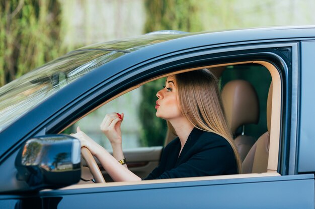 Chica conduce un coche con diferentes gestos y emociones.