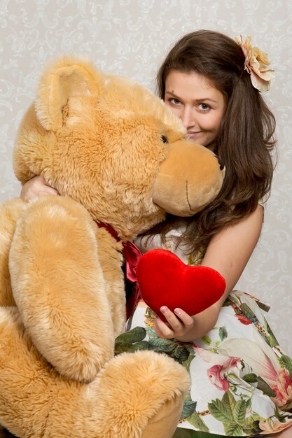 Chica con el corazón relleno y el oso