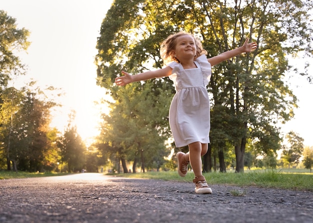 Chica corriendo al aire libre tiro completo