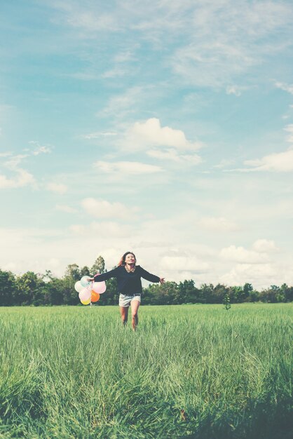 Chica corriendo por el campo