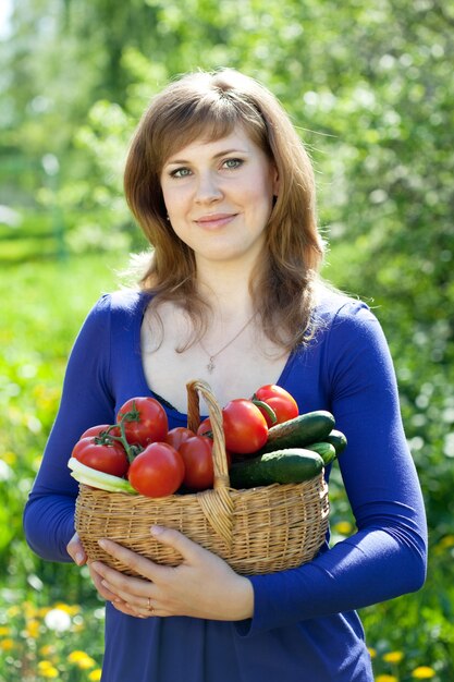 chica con cosecha de verduras