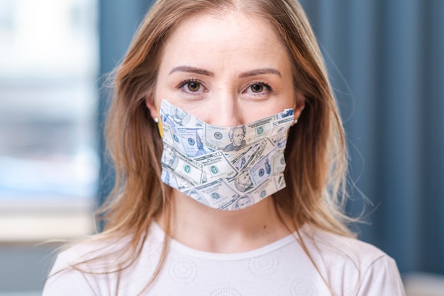 Foto gratuita chica en cuarentena con una máscara de dinero