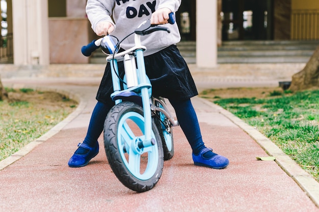 Chica de cultivos en bicicleta