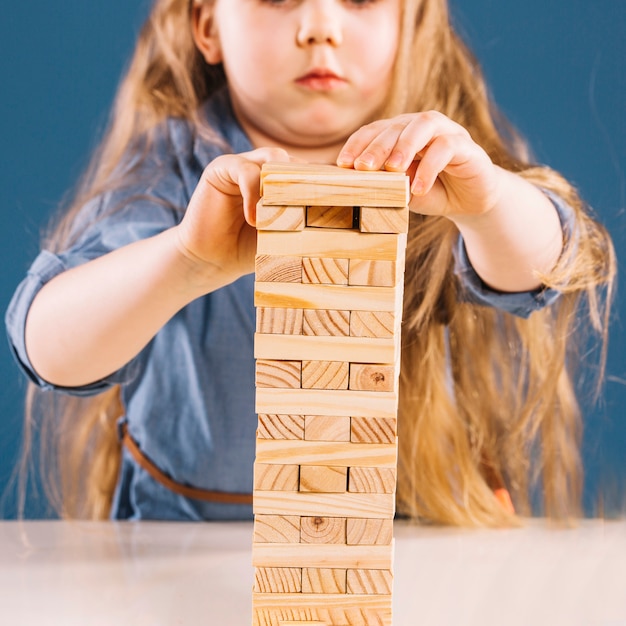 Chica de cultivos jugando jenga