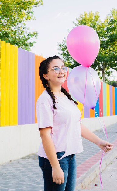 Chica cumpleañera sosteniendo globos